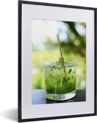 Produktbild von MuchoWow® MuchoWow® Gerahmtes Poster Nahaufnahme eines Mojito-Cocktails im Glas 30x40 cm - Poster mit zchwarzem Bilderrahmen - Wandposter Schlafzimmer