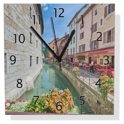 Produktbild von Wallario Design Wanduhr Romantik in der Altstadt aus Aluverbund, Größe 30 x 30 cm