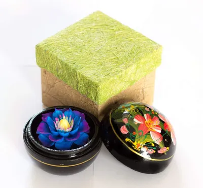 Produktbild von Omgoods – Handgefertigte Blumenseife in einer Mangoholzschachtel, 8 x 8 x 8 cm