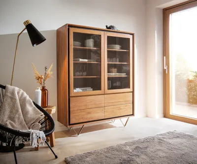 Produktbild von DELIFE Vitrine Stonegrace 115x150 Akazie Natur 2 Türen 4 Schubladen Steinfurnier V-Fuß