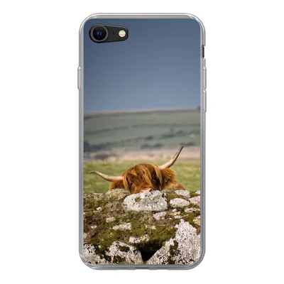 Produktbild von MuchoWow® Handyhülle Schutzhülle Hülle für iPhone 7 Schottische Highlander - Steine - Gras Silikon Softcase Handy Hülle - Kartenhalter