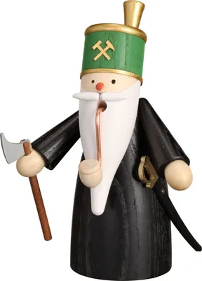 Ein traditioneller Räuchermann in schwarzem Gewand mit grünem Schachthut und Bergmannssymbol hält eine Steigerhacke und einen Säbel während sein weißer Bart und die Pfeife ihm ein markantes Aussehen verleihen