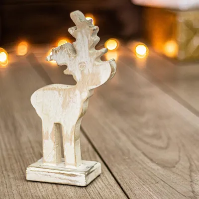 Produktbild von Skulptur, Rentier aus Holz, weiß, Tischdeko zu Weihnachten
