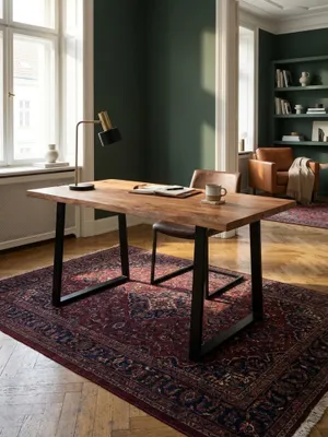 Massiver Akazie-Bürotisch kombiniert mit einem Ledersessel und einer Messing-Leselampe, eine elegante Einrichtungsidee für das heimische Arbeitszimmer._#sku_SAFWL7.265#