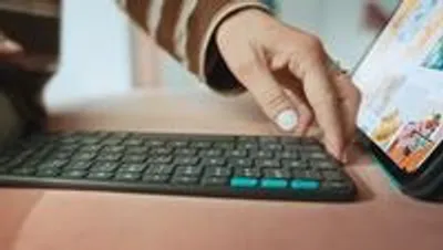 Produktbild von Logitech Flip Folio, AZERTY, Französisch, 1,8 cm, 1 mm, Apple, iPad Pro 11-inch (M4), iPad Air 11-inch (M2 & M3), iPad Air (5th gen)