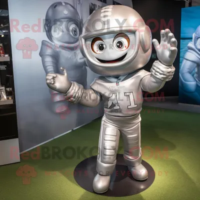 Produktbild von Silberner REDBROKOLY Maskottchen Kostüm mit American-Football-Helm bekleidet mit einem Strampler und Ohrringen