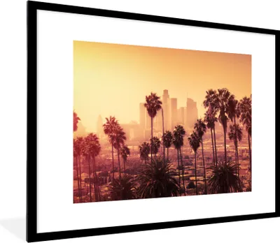 Produktbild von MuchoWow® Gerahmtes Poster Palme - Skyline - Sonnenuntergang - Architektur 80x60 cm - Poster mit Schwarzem Bilderrahmen Wandposter Rahmen Foto Bilder - Schlafzimmer-Dekorationen - Fotoposter