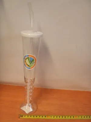 Image de bouteille en plastique de 28 cm avec une paille