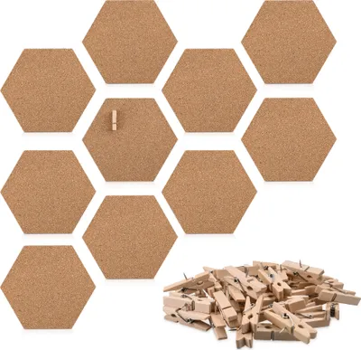 Produktbild von Navaris Kork Pinnwand Korkwand sechseckig - 10x Kork Board 15 x 17,1 cm für Büro Kinderzimmer - Korkplatte inkl. 50 Pins aus Holz - selbstklebend