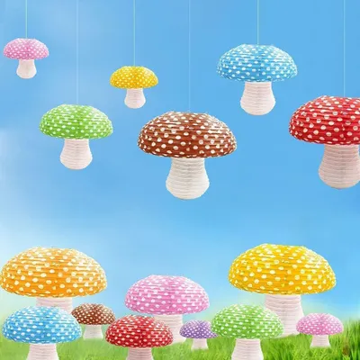 Imagen del producto de 10 farolillos de papel con forma de seta para decoración de fiestas de cumpleaños con temática de bosque, jungla o mundo de fantasía. Adornos tridimensionales de seta para colgar y decorar