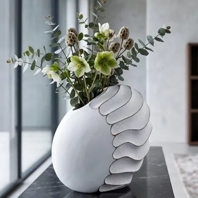 Immagine prodotto di Vaso in resina, design lineare, dimensioni 34x11,5x24,5 cm, colore bianco opaco, collezione Mauro Ferretti