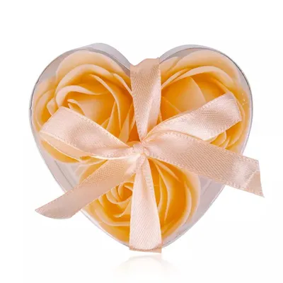 herzförmige Geschenkbox mit apricote Baderosen