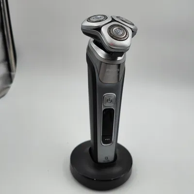 Produktbild von Philips i9000 Prestige XP9202/10 Elektrischer Nass- und Trockenrasierer mit SkinIQ, Rotationstrasierer, Grau, Triple-Action Lift & Cut System; Dual SteelPrecision blades, Edelstahl, LED, GroomTribe; Connects via Bluetooth