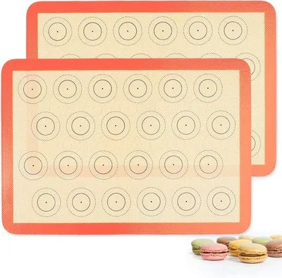 Zdjęcie produktu dla Silikonowe maty do pieczenia Famanu, idealne do makaroników i ciast – 2 półmatki z powłoką antyprzywierającą do użytku w piekarniku