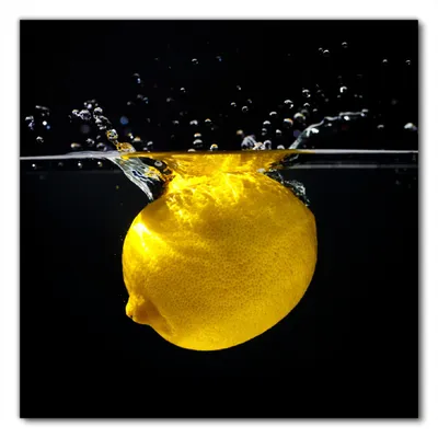 Produktbild von Wallario selbstklebende Möbelfolie/ Tischdecke für Innen und Außen, Größe: 90 x 90 cm - Zitrone im Wasser - Frisches Obst für die Küche