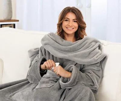 Produktbild von Unyqoos® Premium Kuscheldecke mit Ärmeln – 150 x 240 cm, 100% Polyester, Brusttasche, Packmaß 32,5 x 32,5 x 21 cm