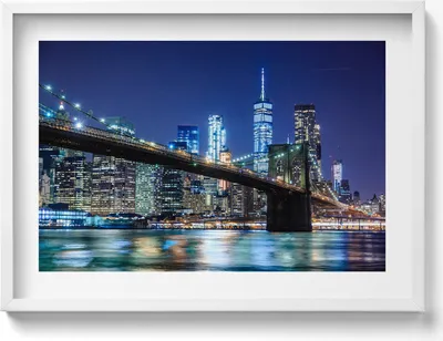 Produktbild von Brooklyn Bridge New York bei Nacht– Wandbild mit Rahmen – Gerahmtes Bild  – Wanddekoration – 70x50 cm –  Weiß Rahmen