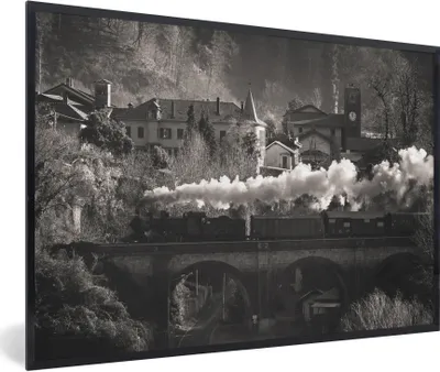 Produktbild von MuchoWow® Gerahmtes Poster Schwarz-Weiß-Foto von einem Dampfzug auf einer Brücke 90x60 cm - Poster mit Schwarzem Bilderrahmen Wandposter Rahmen Foto Bilder - Fotorahmen - Foto-Plakat
