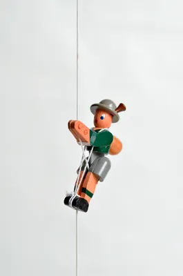 Produktbild von Holzspielzeug Kletterfigur Bergsteiger grün Höhe=6,5 (Kletterseil ca 45 cm)cm NEU