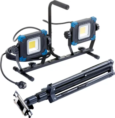 Produktbild von LED Baustrahler mit ausziehbarem Stativ 100W 5m Netzkabel ca. 9000 Lumen Lichtleistung mit rückseitigem Schalter und Steckdose