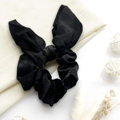 Produktbild von Kurzes Satin-Haargummi mit elegantem Schmetterlingsknoten Schwarz