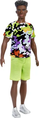 Produktbild von Barbie Ken Fashionistas Puppe, athletisch, schwarzes lockiges Haar, buntes Shirt, grüne Shorts, Turnschuhe, für Kinder von 3 bis 8 Jahren
