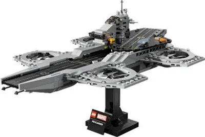 Image de LEGO Marvel Helicarrier des Avengers, modèle constructible de porte-avions pour les fans adultes des films de super-héros et les constructeurs qui aiment collectionner les modèles réduits, cadeau pour adultes 76295