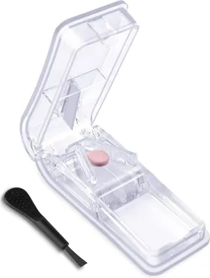 Produktbild von Opret Tablettenteiler für große und kleine Tabletten - Transparente Farbe - mit Reinigungsbürste