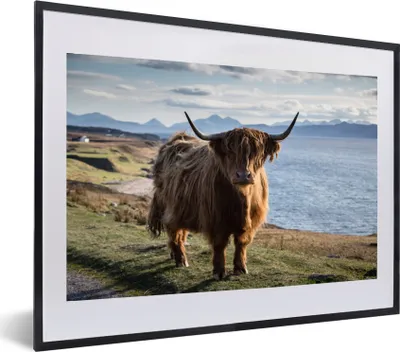 Produktbild von MuchoWow® MuchoWow® Gerahmtes Poster Schottische Hochlandrind - Bergen - Meer 60x40 cm - Poster mit zchwarzem Bilderrahmen - Schlafzimmer - Plakat in Rahmen - Drucken