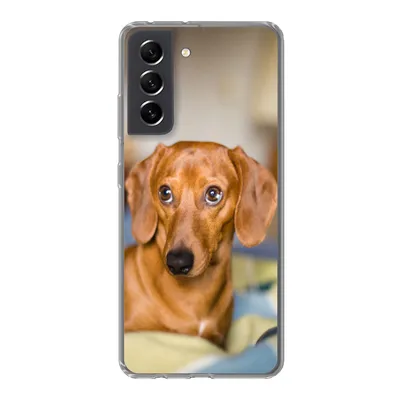 Produktbild von MuchoWow® Handyhülle Schutzhülle Hülle für Samsung Galaxy S21 FE Dackel liegend auf einem Bett Silikon Softcase Handy Hülle - Mobiltelefonhülle