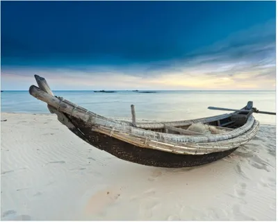 Produktbild von Wallario Poster - Fischerboot am Strand mit Sonnenuntergang, Kunstdruck Größe: 40 x 50 cm