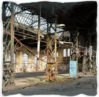 Produktbild von Wallario Premium Kissen, weiche Oberfläche, mit Motiv Verlassene Industriehalle - Alte Fabrik, Größe: 60 x 60 cm, mit weißer Rückseite