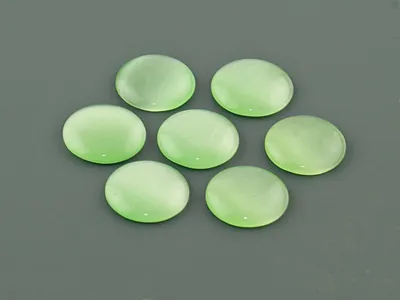 Produktbild von Vintageparts 8 Cateye-Cabochons in Hellgrün, 12 mm