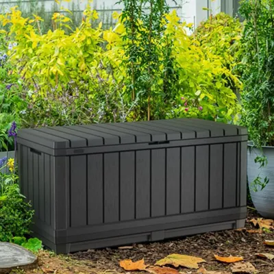 Produktbild von Keter Gartentruhe Kentwood, Anthrazit, 350 L, Polyresin, Holzoptik, abschließbar, witterungsbeständig, belüftet, Sitzgelegenheit (bis 110 kg), für Innen & Außen, Außenmaße: 128x53.6x59 cm, Innenmaße: 126x51x58 cm (BxTxH)