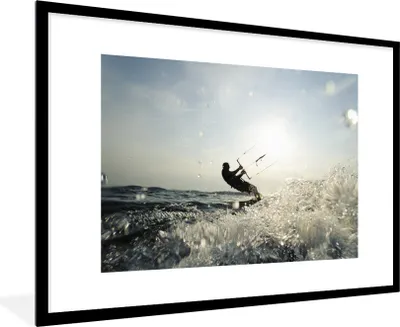 Produktbild von MuchoWow® Gerahmtes Poster Kitesurfender Mensch 90x60 cm - Poster mit Schwarzem Bilderrahmen Wandposter Rahmen Foto Bilder - Wanddekoration - Fotos