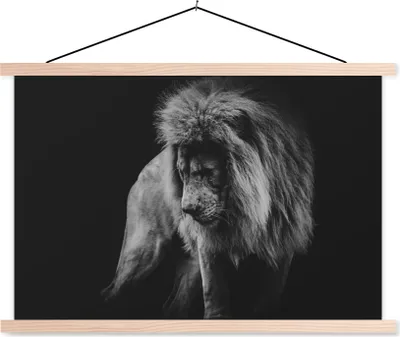 Produktbild von MuchoWow® Textilposter Löwen - Porträt - Schwarz - Weiß 120x80 cm mit holzfarbenen Rahmen - Aufhängeset
