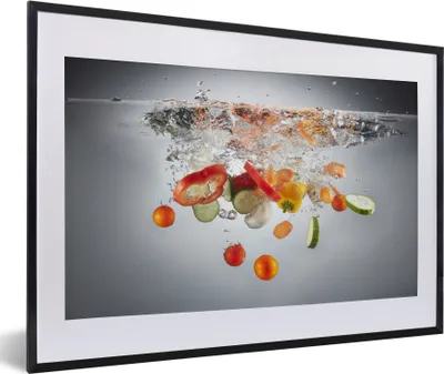 Produktbild von MuchoWow® MuchoWow® Gerahmtes Poster Gemüse - Wasser - Gurke 60x40 cm - Poster mit zchwarzem Bilderrahmen - Schlafzimmer - Plakat in Rahmen - Drucken