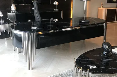 Produktbild von Casa Padrino Luxus Schreibtisch mit Kunstmarmor Tischplatte Schwarz / Silber 260 cm - Luxus Büro Möbel