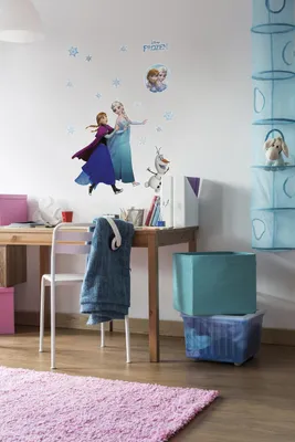 Zdjęcie produktu dla Naklejka Komar Deco "Anna i Elsa", niebieska, biała, kolorowa, 50 x 70 cm; 14048h