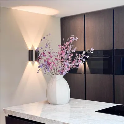 Productafbeelding van Atmooz Solito – Wandlamp – Brons – LED – Metaal – 6,5 x 6,5 x 20 cm – Geschikt voor: hal, slaapkamer, eetkamer, woonkamer