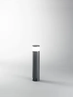 Produktbild von Graphitfarbene Aluminium-Außenleuchte mit integriertem Doppel-Schuko-Fassung, Durchmesser 10,5 cm, Höhe 48 cm, Schutzart IP44 – Perenz