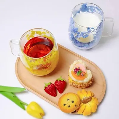 Doppelter Glasmug mit Blumen - isolierte Kaffeetasse, perfekt als Geburtstagsgeschenk oder Geschenk für Mutter, Freundin