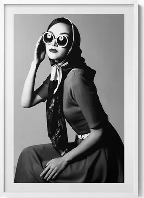 Produktbild von Schwarz-Weiß-Porträt einer Frau im Glamour-Stil– Wandbild mit Rahmen – Gerahmtes Bild  – Wanddekoration – 70x100 cm –  Weiß Rahmen