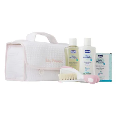 Produktbild von Chicco Baby Moments Pflege-Set in Rosa: Duschgel 200ml, Körperlotion 200ml, Eau de Toilette 100ml, Bürste & Kamm, Kosmetiktasche - Ideal für die sanfte Babypflege