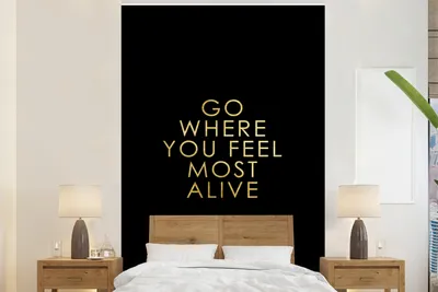 Produktbild von MuchoWow® Fototapete für Wohnzimmer oder Schlafzimmer Wandtapete Vinyl Motivtapete Zitat - Lebendig - Gold - 160x240 cm - Vinyltapete