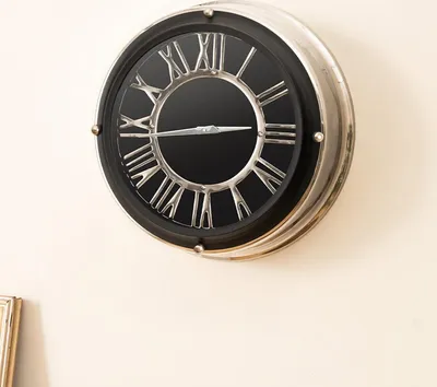 Produktbild von Wanduhr, große Wanduhr mit Metallzeiger & römischen Zahlen & Glasabdeckung, stille Wanduhr, dekorative moderne Wanduhr für Schlafzimmer, Büro, Wohnzimmer, Klassenzimmer, φ45cm, schwarz
