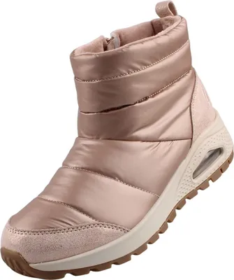 Auf dem Bild ist ein rosa Stiefel abgebildet der von der Seite betrachtet wird. Der Stiefel hat eine robuste Sohle und zeigt ein ansprechendes Design mit einer glatten Oberfläche.