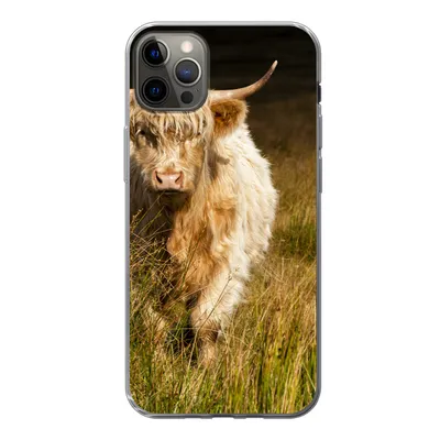 Produktbild von MuchoWow® Handyhülle Schutzhülle Hülle für iPhone 12 Pro Max Schottische Highlander - Licht - Gras - Tiere Silikon Softcase Handy Hülle - Hartschale