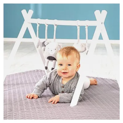 Produktbild von Holzspielbogen für Babys - Baby Gym & Montessori Spielzeug mit Anhängern - Aktivitätszentrum & Spieltrapez ab 3 Monaten - Grau