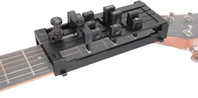 Immagine prodotto di Esercitatore per accordi di chitarra, ausilio per l'apprendimento della chitarra acustica, accessorio, 38-41 pollici, nero.